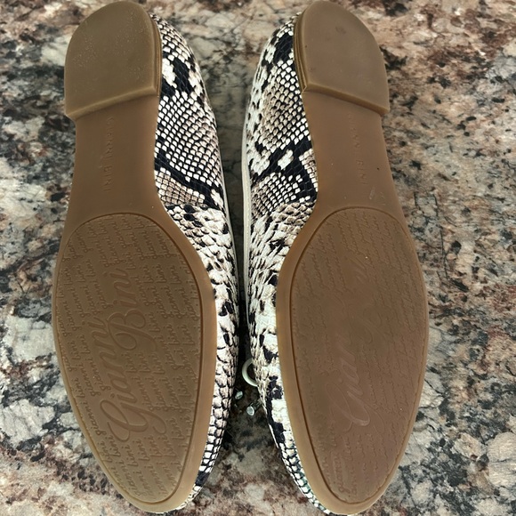 Gianni Bini faux snakeskin flats - Picture 4 of 4